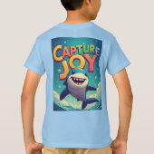喜びを捉えて: 遊び心のあるキャラクターシャーク Tシャツ (裏面)