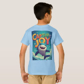 喜びを捉えて: 遊び心のあるキャラクターシャーク Tシャツ (裏面フル)