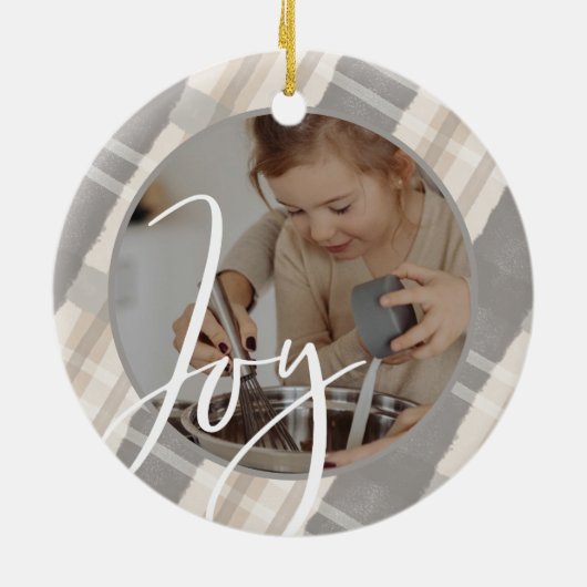 喜び |グレーモダンとベージュの水の色の格子模様の写真 セラミックオーナメント (裏面)