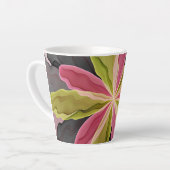 喜び、ピンクの緑の無煙炭ファンタジーフラワーフラクタル カフェラテマグ (左アングル)