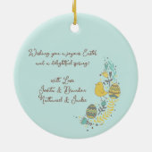 喜カラフルびの雛の卵と挨拶リース セラミックオーナメント (裏面)