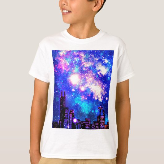 喜劇的なスタイル都市スカイライン及び銀河の夜空 Tシャツ (正面)