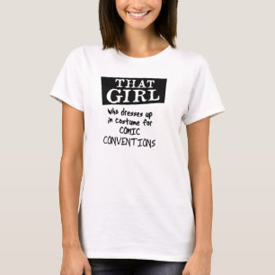 喜劇的な大会のために服を着るその女の子 Tシャツ