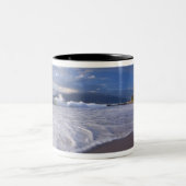 喜平ビーチ、マウイ、ハワイ、アメリカ合衆国 ツートーンマグカップ (中央)