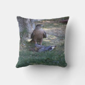 喪に服す鳩になる悪い日 – 《鳥》ハヤブサの閉鎖 クッション (裏面)