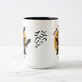 喫茶店街で過ごす、かわいいハロウィーン猫 ツートーンマグカップ (中央)