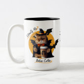 喫茶店街で過ごす、かわいいハロウィーン猫 ツートーンマグカップ (左)