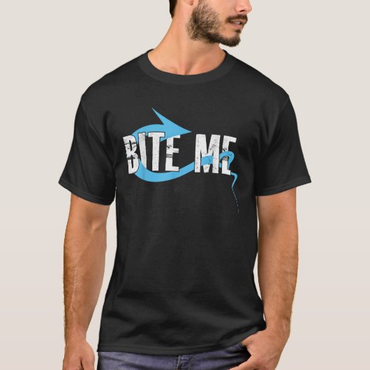 噛むミー魚釣り餌フック釣りおもしろい人ギフトテ Tシャツ (正面)