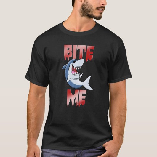 噛む女のサメは水の動物を噛む Tシャツ (正面)