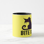 噛む黒猫のコーヒーマグおもしろい。 マグカップ (中央)