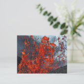 噴火する火山の噴火口からの熱い溶岩のスプラッシュ ポストカード (スタンド正面)