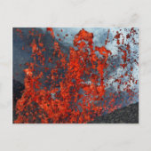 噴火する火山の噴火口からの熱い溶岩のスプラッシュ ポストカード (正面)