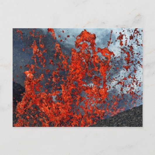 噴火する火山の噴火口からの熱い溶岩のスプラッシュ ポストカード (正面)