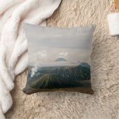 噴火する火山の山を持つ装飾用クッション クッション (ブランケット)