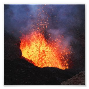 噴火口の火山からの熱い溶岩の噴火の噴水 フォトプリント