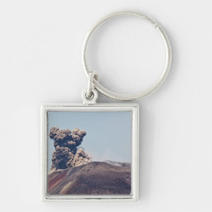 噴煙を上げる活火山アナク・クラカタウ キーホルダー
