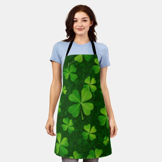 四つ葉クローバー模様 エプロン (着用した状態)