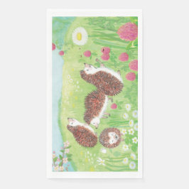 四匹の小さなハリネズミが草原に