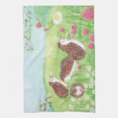 四匹の小さなハリネズミが草原に キッチンタオル (縦)