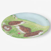 四匹の小さなハリネズミが草原に ペーパープレート (アングル)