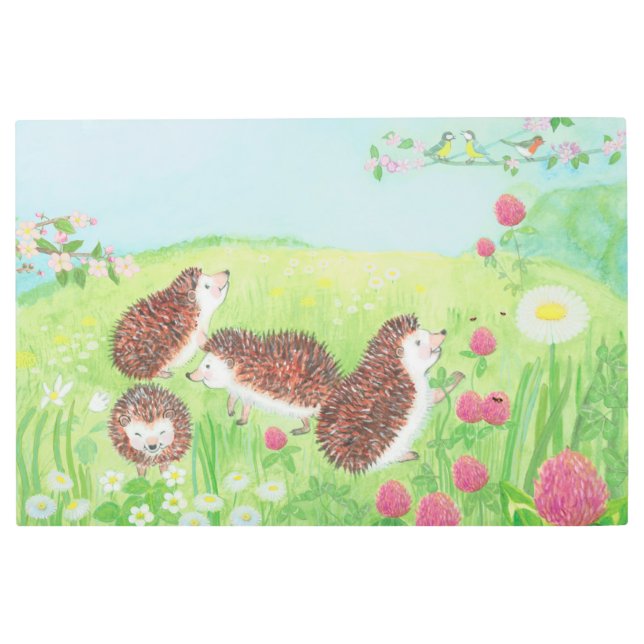 四匹の小さなハリネズミが草原に メタルプリント (正面)