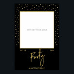 四十 |ブラック&金ゴールド40th Birthday Photo Frame Pos ポスター<br><div class="desc">40歳の誕生日おもしろいに詳細を追加する。このフォトプロップポスターは、文字付きのデザインのブラシスクリプト「Forty」をカスタム特集している。このデザインは金ゴールドとネイビーモダンブルー誕生祝いに最適だ。ポスターを腕板に貼り、マークした四角の領域を切り取る。ゲストはこの楽しむ写真のプロップフレームと特別な日を覚えている。</div>