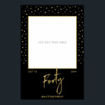四十 |ブラック&金ゴールド40th Birthday Photo Frame Pos ポスター<br><div class="desc">40歳の誕生日おもしろいに詳細を追加する。このフォトプロップポスターは、文字付きのデザインのブラシスクリプト「Forty」をカスタム特集している。このデザインは金ゴールドとネイビーモダンブルー誕生祝いに最適だ。ポスターを腕板に貼り、マークした四角の領域を切り取る。ゲストはこの楽しむ写真のプロップフレームと特別な日を覚えている。</div>