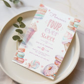 四回の甘いパステルマカロン4歳の誕生日 招待状