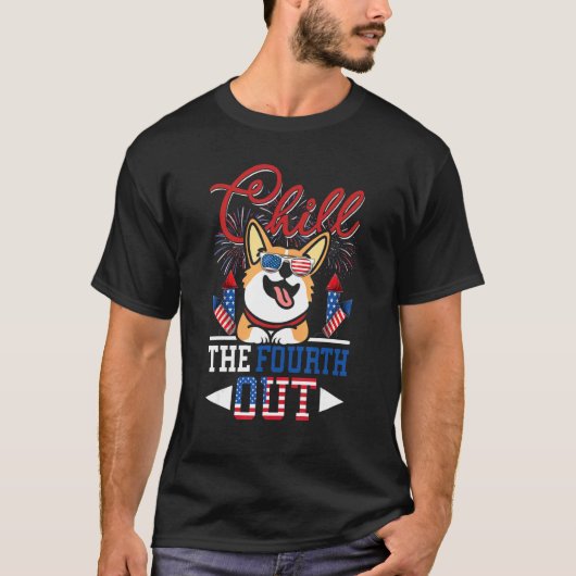 四番目の独立記念日をのんびり過ごすコーギー犬 Tシャツ (正面)