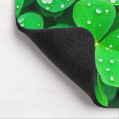 四葉のクローバーの雨粒 マウスパッド (コーナー)