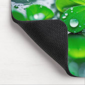 四葉のクローバーの雨粒 マウスパッド (コーナー)