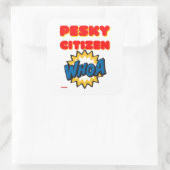 四角いステッカー「PESKY CITIZEN」 スクエアシール (バッグ)