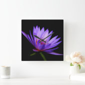 四角い時計、紫の水百合の暗い側 スクエア壁時計 (ホーム)