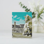 四角い超現実的なコラージュに座っている巨大な猫 ポストカード (スタンド正面)