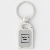 四角形のメタルにグレーの背景があるロゴ キーホルダー (正面)