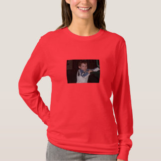 回復、女性のワイシャツを救済しているお兄さん Tシャツ