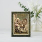 回転するホイールを持つアイルランド人女性 ポストカード (スタンド正面)