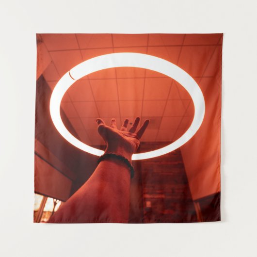 回転式蛍光灯Iに届く人 タペストリー (正面)