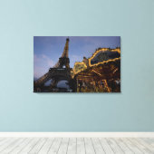 回転木馬はエッフェル塔の夕べで キャンバスプリント (インサイチュ (ウッドフロア))