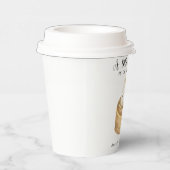 団子が赤ちゃんシャワーの途中にある 紙コップ (右)