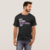困った郵便局員 妻 ママ 郵便局員 Tシャツ (正面フル)