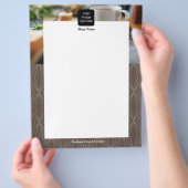 図形モダン茶色 チラシ (手)