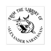 図書室から餌を取る魚 セルフインキングスタンプ (デザイン)