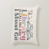 図書館から電話があって行かねばならない アクセントクッション (裏面(縦))