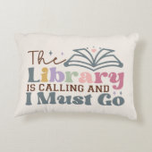 図書館から電話があって行かねばならない アクセントクッション (裏面)