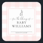 図書館のブックプレート ピンクのギンガムバニー スクエアシール<br><div class="desc">このベビーシャワーのブックプレートステッカーは、クラシックなギンガムデザインとモダンなフォントを採用しています。スクリプトヘッディングは編集できない画像です。他のテキストは完全に編集可能です。このデザインのより高度なカスタマイズを行うには、上の「カスタマイズする」ボタンを選択してください。ステッカーを招待状に matching ブックリクエストカードと一緒に追加してください。</div>