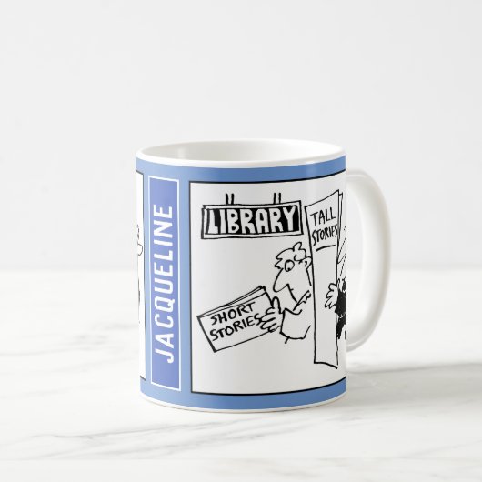 図書館の本の中の2人の男読の漫画。おもしろい コーヒーマグカップ (正面右)