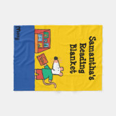 図書館の本を持つMaisy フリースブランケット (正面(横))