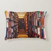 図書館の本棚のアクセントの枕 アクセントクッション (正面)