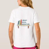 図書館の本+冒険心あふれる女の子のTシャツ Tシャツ (裏面)